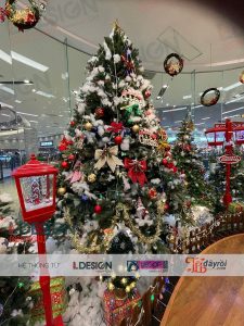 Thi công cây thông Noel khổng lồ năm mới