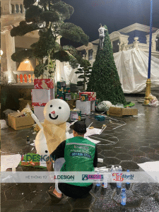 Thi Công Trang Trí Noel Ngoài Trời – Cây Thông LED, Tiểu Cảnh & Ánh Sáng Lung Linh