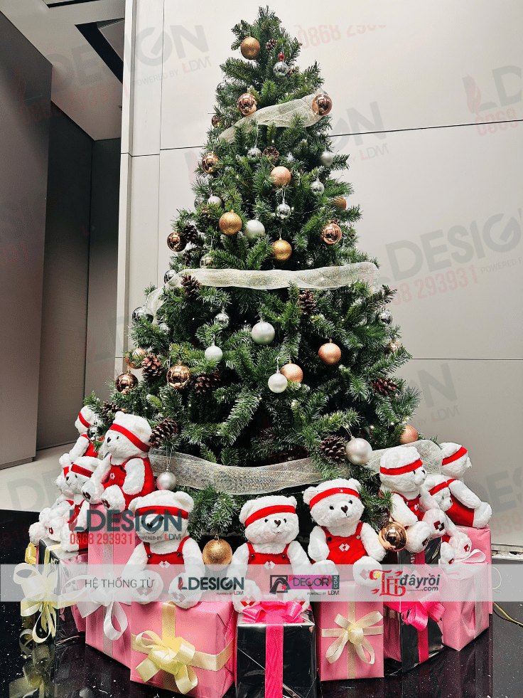 Thi công trang trí cây thông Noel 2025 Ngân hàng Techcombank