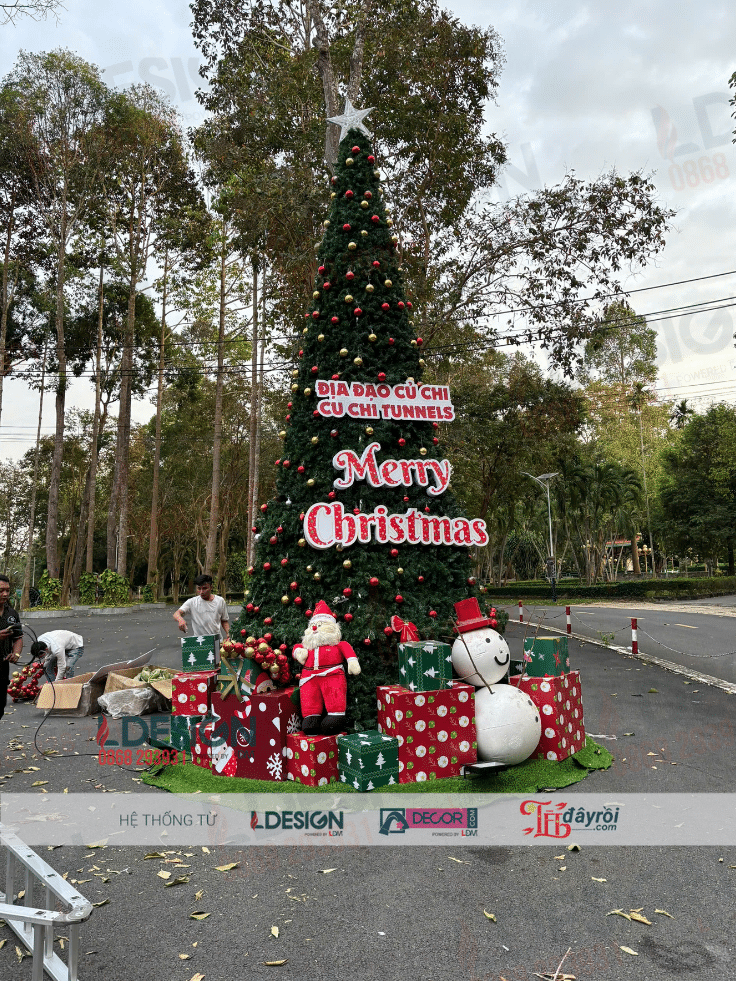 Thi Công Cây Thông Noel Khổ Lớn Tại Địa Đạo Củ Chi