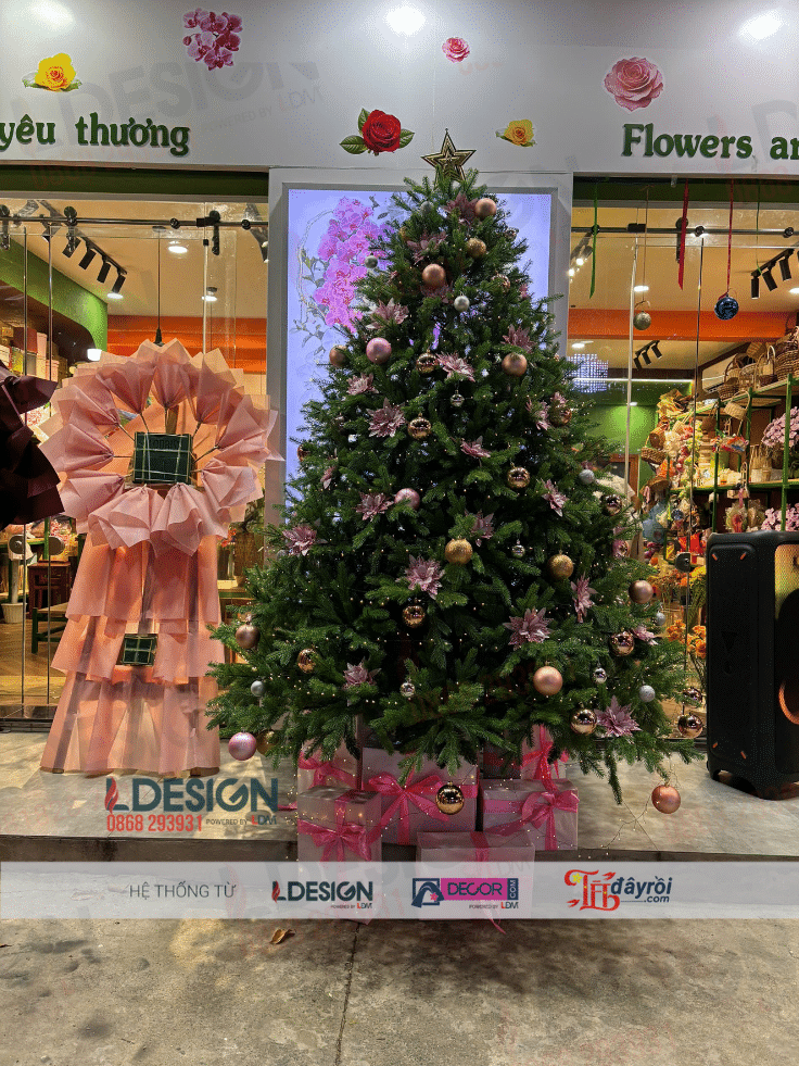 Trang trí cây thông Noel tại shop hoa TL8- Củ Chi
