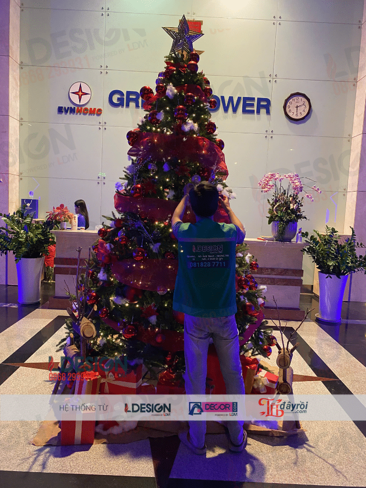 Trang trí cây thông VP điện lực TP HCM
