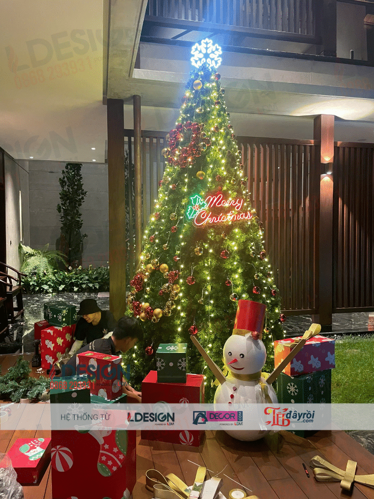 Thi Công Cây Thông Noel Khổ Lớn Tại Vũng Tàu